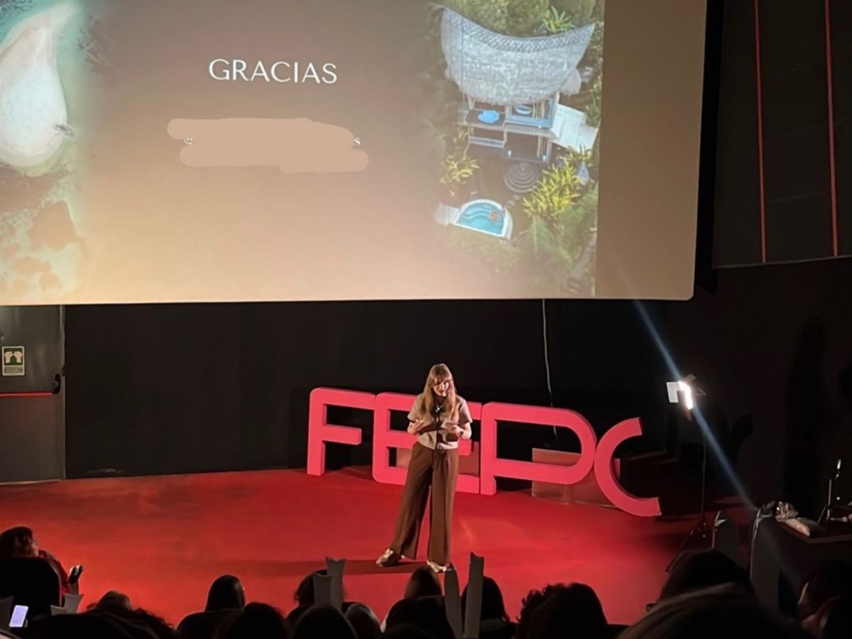 Sofía Mape en el escenario del evento FEPCO durante su ponencia sobre IA