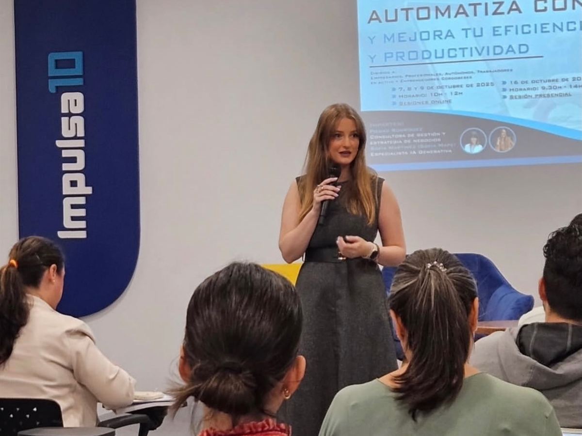 Sofía Mape impartiendo taller de automatización con IA en Impulsa10, Diputación de Córdoba