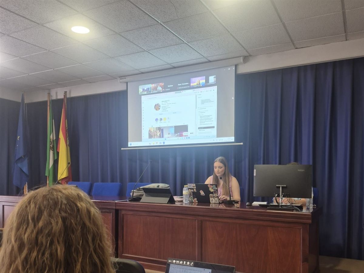 Sofía Mape impartiendo formación en IA generativa para institución pública en Córdoba