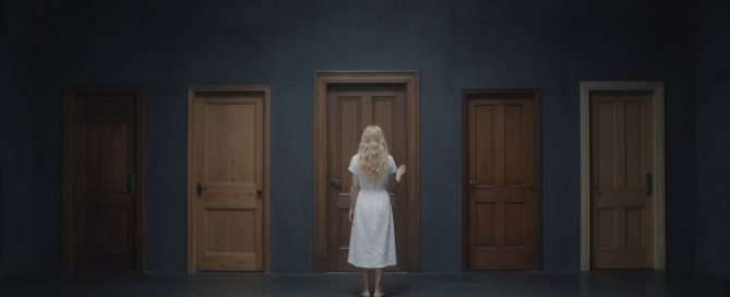 Mujer de espaldas con vestido blanco frente a cinco puertas cerradas en una sala oscura — reel Still Knocking creado con IA